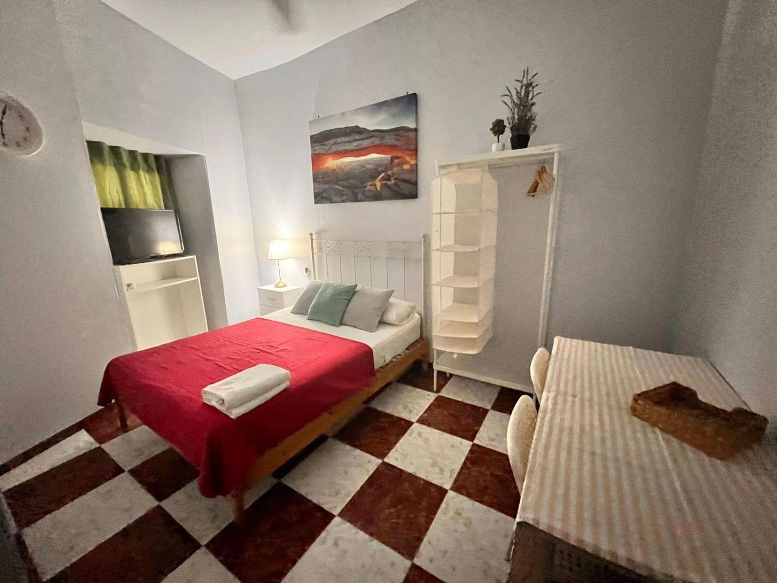 Santa Isabel Low Cost Rooms In Private House Seville Exterior photo